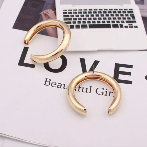 Large thick gold crescent 🌙 moon hoop earrings - Picture 6 of 8